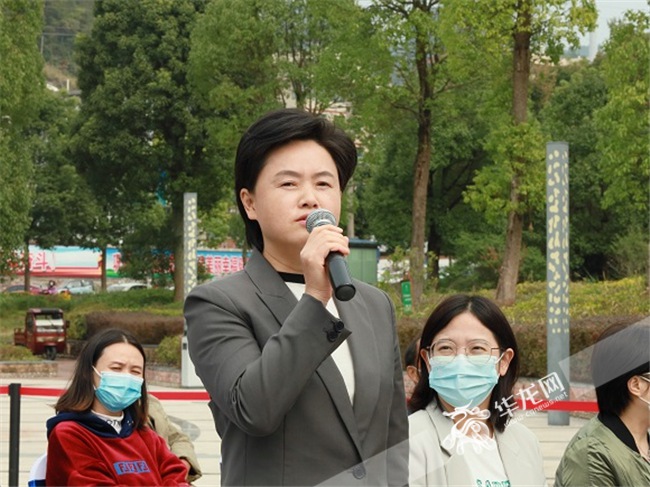 在线博彩
人民政府副区长唐洪芳回答群众提问.jpg